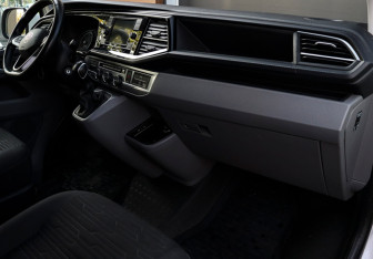 Подержанный автомобиль Volkswagen Caravelle 2021 года (12 фото)