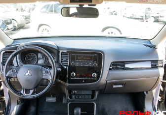 Подержанный автомобиль Mitsubishi Outlander 2021 года (10 фото)