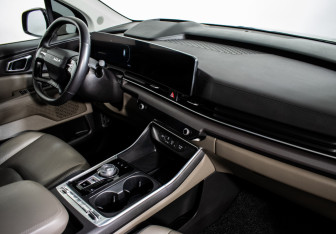 Подержанный автомобиль Kia Carnival 2024 года (12 фото)