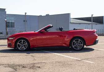 Подержанный автомобиль Ford Mustang Convertible 2024 года (12 фото)