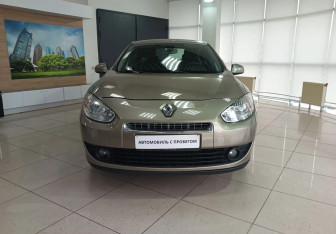 Подержанный автомобиль Renault Fluence 2010 года (2 фото)