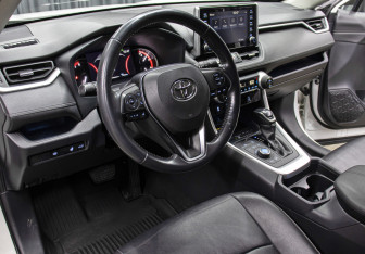 Подержанный автомобиль Toyota RAV4 2021 года (16 фото)