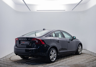 Подержанный автомобиль Volvo S60 2012 года (5 фото)