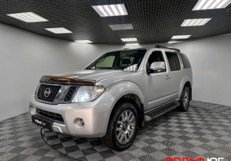 Подержанный автомобиль Nissan Pathfinder 2010 года (22 фото)
