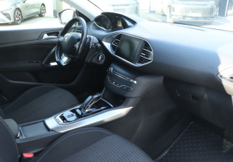 Подержанный автомобиль Peugeot 308 Wagon 2018 года (9 фото)
