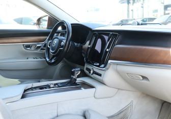 Подержанный автомобиль Volvo S90 2017 года (9 фото)