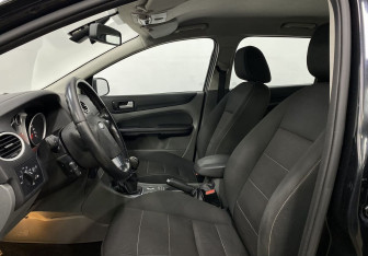 Подержанный автомобиль Ford Focus Wagon 2010 года (16 фото)