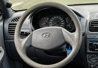 Подержанный автомобиль Hyundai Accent Sedan 2002 года (14 фото)