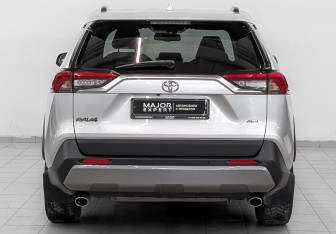 Подержанный автомобиль Toyota RAV4 2021 года (6 фото)