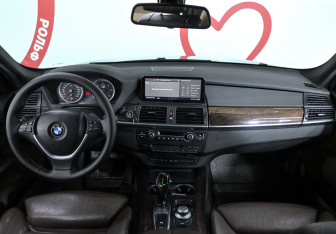 Подержанный автомобиль BMW X5 2009 года (8 фото)