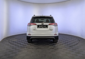 Подержанный автомобиль Toyota RAV4 2019 года (6 фото)