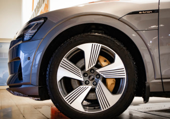 Подержанный автомобиль Audi e-tron 2021 года (37 фото)