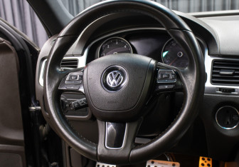 Подержанный автомобиль Volkswagen Touareg 2011 года (17 фото)
