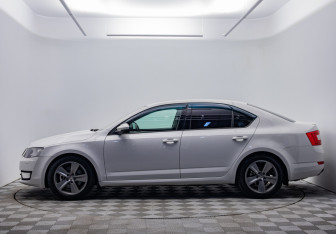Подержанный автомобиль Skoda Octavia Liftback 2013 года (8 фото)