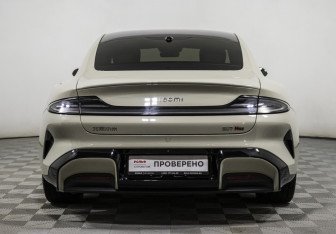 Подержанный автомобиль Xiaomi SU7 2024 года (8 фото)