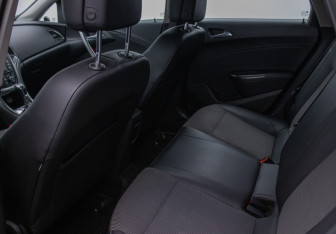 Подержанный автомобиль Opel Astra Hatchback 2011 года (11 фото)