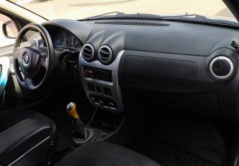 Подержанный автомобиль Renault Sandero 2012 года (7 фото)