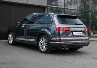 Подержанный автомобиль Audi Q7 2017 года (6 фото)