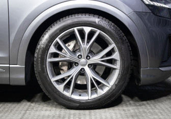 Подержанный автомобиль Audi Q8 2019 года (27 фото)