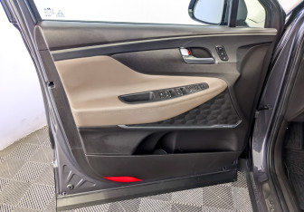 Подержанный автомобиль Hyundai Santa Fe 2022 года (19 фото)