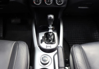 Подержанный автомобиль Peugeot 4007 2010 года (19 фото)