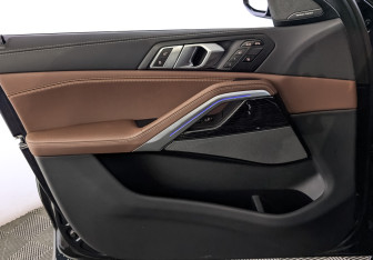 Подержанный автомобиль BMW X6 2025 года (18 фото)