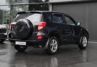 Подержанный автомобиль Toyota RAV4 2008 года (4 фото)