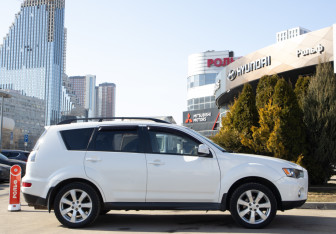 Подержанный автомобиль Mitsubishi Outlander 2011 года (3 фото)