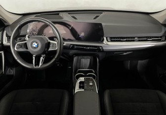 Подержанный автомобиль BMW X1 2025 года (10 фото)