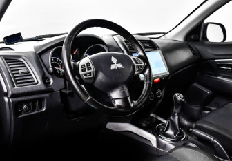 Подержанный автомобиль Mitsubishi ASX 2011 года (12 фото)