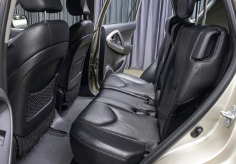 Подержанный автомобиль Toyota RAV4 2006 года (11 фото)