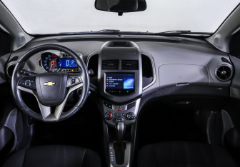 Подержанный автомобиль Chevrolet Aveo Hatchback 2014 года (17 фото)