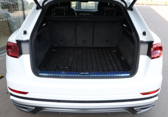 Подержанный автомобиль Audi Q8 2022 года (10 фото)
