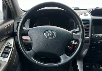 Подержанный автомобиль Toyota Land Cruiser Prado 2003 года (12 фото)