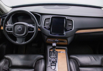 Подержанный автомобиль Volvo XC90 2016 года (13 фото)