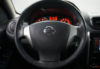 Подержанный автомобиль Nissan Terrano 2014 года (10 фото)