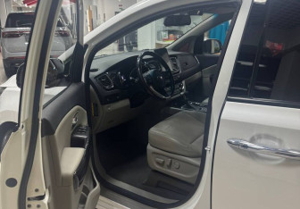 Подержанный автомобиль Kia Carnival 2019 года (9 фото)