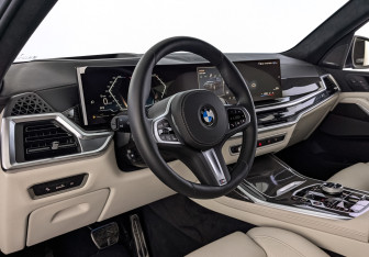 Подержанный автомобиль BMW X7 2025 года (15 фото)