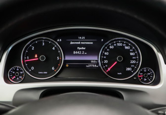 Подержанный автомобиль Volkswagen Touareg 2016 года (10 фото)