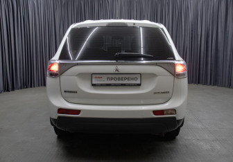 Подержанный автомобиль Mitsubishi Outlander 2013 года (6 фото)