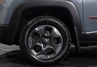 Подержанный автомобиль Jeep Renegade 2016 года (26 фото)