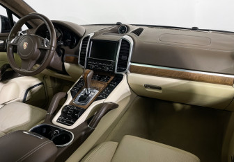 Подержанный автомобиль Porsche Cayenne 2012 года (9 фото)