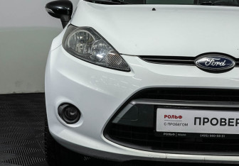 Подержанный автомобиль Ford Fiesta Hatchback 2011 года (14 фото)