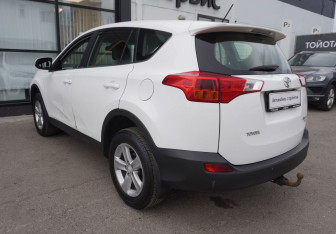 Подержанный автомобиль Toyota RAV4 2013 года (7 фото)