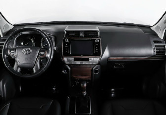 Подержанный автомобиль Toyota Land Cruiser Prado 2019 года (10 фото)