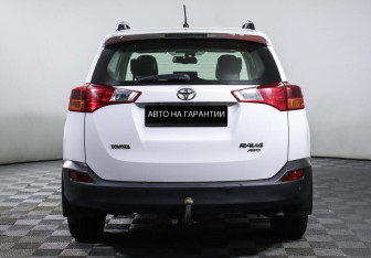 Подержанный автомобиль Toyota RAV4 2015 года (4 фото)