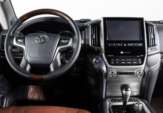 Подержанный автомобиль Toyota Land Cruiser Suv 2016 года (12 фото)