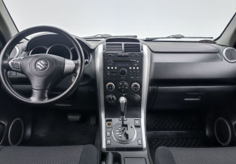 Подержанный автомобиль Suzuki Grand Vitara 2006 года (12 фото)