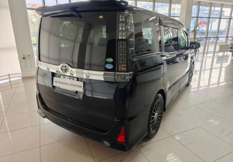 Подержанный автомобиль Toyota Voxy Minivan 2015 года (5 фото)