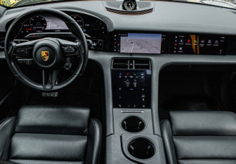 Подержанный автомобиль Porsche Taycan 2020 года (12 фото)